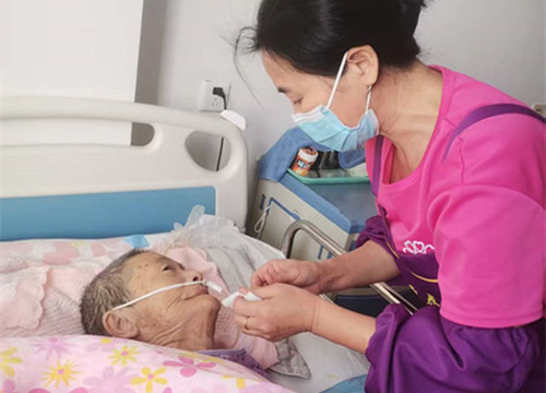 我院护工对卧床老人细心的照顾