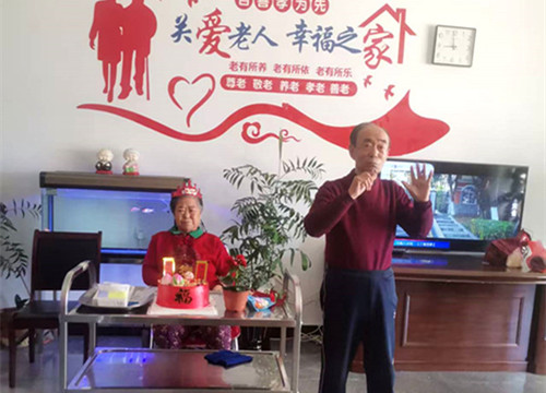 我院护工和养员们一起为老人过生日