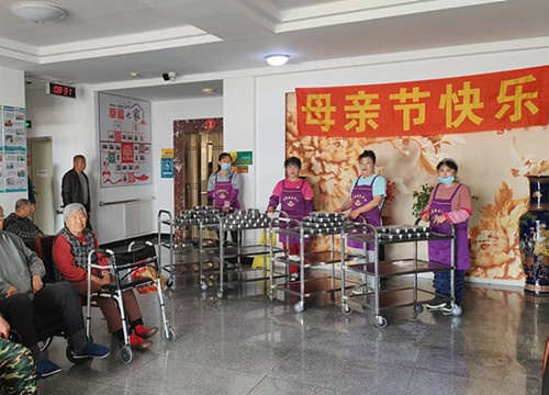 5月11号是母亲节，我院职工和养员们共度佳节，每一位养员阿姨还有母亲节的小礼物。