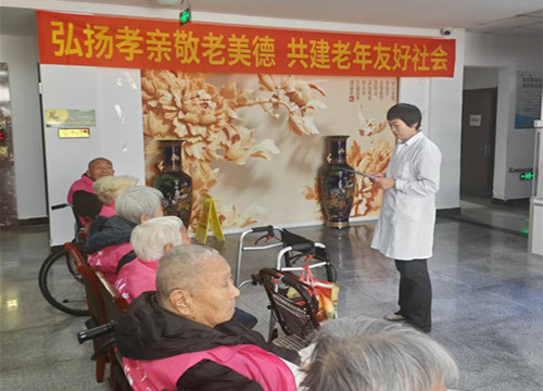 一年一度的重阳节来了,我们为老人们举办了丰富多彩的重阳节活动,中午还有丰盛的午餐