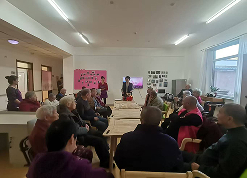 元旦佳节来临我院员工和老人们共度佳节，院长为老人们准备了元旦的小节目和小礼物还有丰盛的午餐