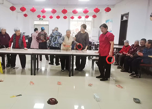 三八妇女节来临我院为老人们组织了丰富多彩的娱乐活动，晚上还给员工们组织了员工聚餐。