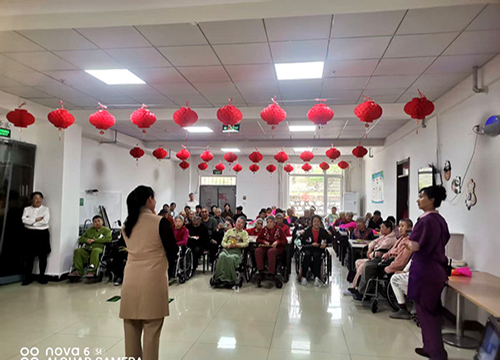 五一来临，市里的爱心演出团来到我院为老人们带来了丰富多彩的节目，中午还有美味的营养午餐。